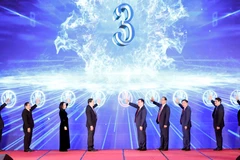 Chủ tịch Quốc hội Vương Đình Huệ và các đại biểu thực hiện nghi thức phát động Cuộc vận động sáng tác ca khúc về Quốc hội và Hội đồng Nhân dân. (Ảnh: Nhan Sáng/TTXVN)