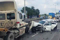 Vụ tai nạn khiến lửa bốc cháy dữ dội, nhiều xe biến dạng, hư hỏng nghiêm trọng. (Ảnh: TTXVN phát)