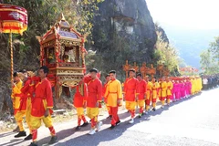 Đoàn lễ rước lên Đền thờ Vua Lê Thái Tổ. (Ảnh: Nguyễn Oanh/TTXVN)