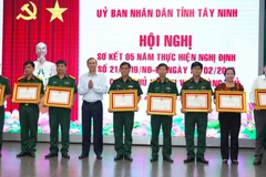 Tặng Bằng khen của Chủ tịch Ủy ban Nhân dân tỉnh Tây Ninh cho các cá nhân có thành tích xuất sắc. (Ảnh: Minh Phú/TTXVN)