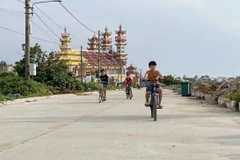 Tuyến đường giao thông nông thôn từ cồn An Vĩnh đi thắng cảnh Cổng Tò Vò được huyện Lý Sơn nâng cấp, cải tạo đưa vào sử dụng tháng 12/2022. (Ảnh: Phạm Cường/TTXVN)