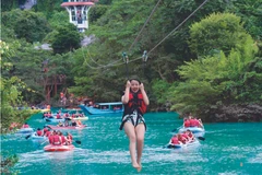 Du khách trải nghiệm các trò chơi tại Khu du lịch Sông Chày-Hang tối (Vườn Quốc gia Phong Nha-Kẻ Bàng). (Ảnh: TTXVN phát)