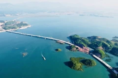 Cầu Vân Tiên - cây cầu vượt biển dài nhất Quảng Ninh, có vai trò quan trọng trong phát triển kinh tế, xã hội, kết nối hạ tầng giao thông của tỉnh và cả nước. (Ảnh: TTXVN)