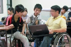 Người khuyết tật ở huyện Thăng Bình, tỉnh Quảng Nam được hỗ trợ nghề nghiệp từ Dự án “Hãy nắm tay Tôi” giai đoạn 2018-2021. (Ảnh: TTXVN phát)