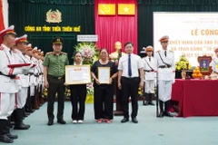 Lãnh đạo tỉnh Thừa Thiên-Huế trao bằng Tổ quốc ghi công cho thân nhân gia đình liệt sỹ Trần Duy Hùng. (Ảnh: Tường Vi/TTXVN)