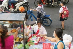 Thực phẩm bán trước cổng trường luôn tấp nập học sinh. (Ảnh: Đinh Hằng/TTXVN)