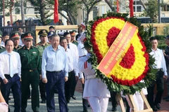 Tổng Bí thư Tô Lâm dâng hoa tưởng niệm các Anh hùng liệt sỹ tại huyện đảo Bạch Long Vĩ. (Ảnh: An Đăng/TTXVN)