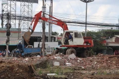 Thi công đường dẫn cầu Rạch Miễu 2, phía huyện Châu Thành, tỉnh Tiền Giang. (Ảnh: Minh Trí/TTXVN)