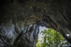 Vòm cổng vào Hang xóm Trại. (Ảnh: Trọng Đạt/TTXVN)