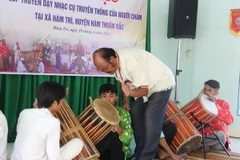 Nghệ nhân ưu tú Lâm Tấn Bình truyền dạy kỹ thuật đánh trống Ginăng cho các học viên. (Nguồn: Ủy ban Dân tộc)