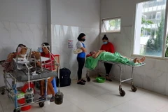 Hai bệnh nhân bị thương được phẫu thuật tại Bệnh viện đa khoa vùng Tây Nguyên. Ảnh: Tuấn Anh - TTXVN