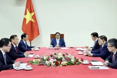 Thủ tướng Phạm Minh Chính điện đàm với Thủ tướng Singapore Lawrence Wong. (Ảnh: Dương Giang/TTXVN)