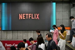 Biểu tượng của Netflix trên một màn hình nhà ga ở Seoul, Hàn Quốc. (Ảnh: AFP/TTXVN)