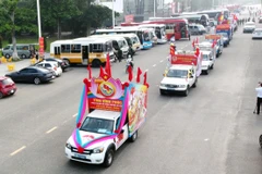 Đoàn xe tuyên truyền lưu động các tỉnh, thành phố xuất quân. (Ảnh: Hoàng Hùng/TTXVN)