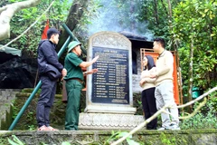 Du khách tham quan tại Hang 8 Cô trên "Hành trình đi tìm dấu ấn Trường Sơn huyền thoại." (Ảnh: Tá Chuyên/TTXVN)