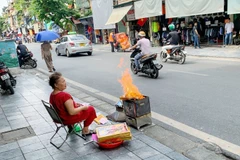 Người dân hóa vàng trên phố Hàng Đào. (Ảnh: Tuấn Đức/ TTXVN)