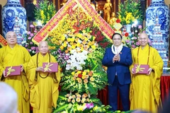 Thủ tướng Phạm Minh Chính chúc mừng các Chư tôn Giáo phẩm Giáo hội Phật giáo Việt Nam nhân dịp Đại lễ Phật đản 2024. (Ảnh: Dương Giang/TTXVN)