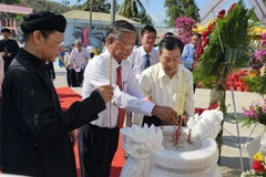 Lãnh đạo huyện Tri Tôn, tỉnh An Giang thắp nhang tưởng niệm nạn nhân Ba Chúc bị giặc Pol Pot thảm sát. (Ảnh: Thanh Sang/TTXVN)