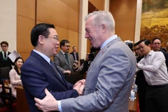 Chủ tịch Quốc hội Vương Đình Huệ với Chủ tịch kiêm Tổng Giám đốc Hội đồng Kinh doanh Hoa Kỳ-ASEAN Ted Osius. (Ảnh: Nhan Sáng/TTXVN)
