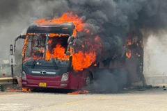 Hiện trường vụ cháy xe khách trên đèo Lò Xo, tỉnh Kon Tum. (Ảnh: TTXVN phát)