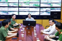 Thủ tướng Phạm Minh Chính làm việc với Trung tâm chỉ huy Công an tỉnh Phú Thọ về công tác đảm bảo an ninh trật tự trong dịp Giỗ Tổ Hùng Vương và trên địa bàn tỉnh. (Ảnh: Dương Giang/TTXVN)