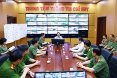 Thủ tướng Phạm Minh Chính làm việc với Trung tâm Chỉ huy Công an tỉnh Phú Thọ về công tác đảm bảo an ninh trật tự trong dịp Giỗ Tổ Hùng Vương và trên địa bàn tỉnh. (Ảnh: Dương Giang/TTXVN)