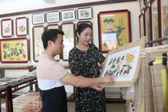 Du khách tham quan nhà trưng bày tranh dân gian Đông Hồ Nguyễn Đăng Chế. (Ảnh: Thái Hùng/TTXVN)