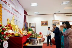 Đoàn Đại sứ quán Việt Nam tại Lào thành kính dâng hương tri ân các Vua Hùng. (Ảnh: Phạm Kiên/TTXVN)