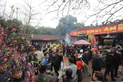 Người dân và du khách đến đền Trần (Nam Định) để dâng hương, dâng lễ đầu Xuân. (Ảnh: Minh Quyết/ TTXVN)