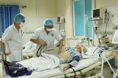 Các bác sỹ Viện Y học Biển Việt Nam thăm khám cho bệnh nhân. (Ảnh: Minh Thu/TTXVN)