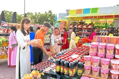 Người dân huyện biên giới Tịnh Biên, An Giang hào hứng mua hàng Việt tại chuyến xe đưa hàng Việt về nông thôn. (Ảnh: TTXVN phát)