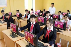 Giờ học tin học của học sinh Trường phổ thông Dân tộc nội trú Trung học cơ sở huyện Tân Sơn, tỉnh Phú Thọ. (Ảnh: Trung Kiên/TTXVN)