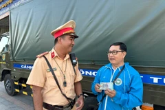 Người dân nhận lại tiền bị rơi. (Ảnh: TTXVN phát)