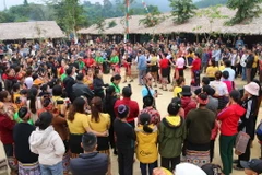 Đến với chợ phiên vùng cao, du khách được trải nghiệm không gian chợ mang đậm sắc màu văn hóa vùng cao. (Nguồn: Báo Nghệ An)