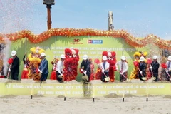 Các đại biểu thực hiện nghi thức khởi công nhà máy. (Ảnh: Đỗ Trưởng/TTXVN)