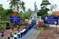 Quang cảnh buổi lễ dâng hương tưởng niệm 56 năm vụ thảm sát Sơn Mỹ ở Quảng Ngãi. (Ảnh: Đinh Hương/TTXVN)