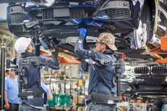 Công nhân làm việc trên dây chuyền sản xuất xe ôtô của Hãng BMW (Đức). (Ảnh: DW/TTXVN)