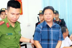 Bị can Trần Văn An (phải) tại cơ quan điều tra. (Ảnh: TTXVN phát)