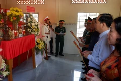 Đại biểu dâng hương tưởng niệm các Anh hùng liệt sỹ. (Ảnh: Đức Hạnh/TTXVN)