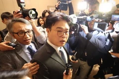 Lim Hyun-taek, người đứng đầu Hiệp hội Y khoa Hàn Quốc di chuyển qua nhóm phóng viên sau cuộc họp khẩn cấp tại Seoul, ngày 10/11/2024. (Nguồn: Yonhap)