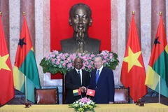 Tổng Bí thư, Chủ tịch nước Tô Lâm và Tổng thống Guinea-Bissau Umaro Sissoco Embaló tại lễ ký các văn kiện hợp tác giữa hai nước. (Ảnh: Lâm Khánh/TTXVN)