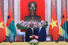 Tổng Bí thư, Chủ tịch nước Tô Lâm và Tổng thống Guinea-Bissau Umaro Sissoco Embaló tại lễ ký các văn kiện hợp tác giữa hai nước. (Ảnh: Lâm Khánh/TTXVN)