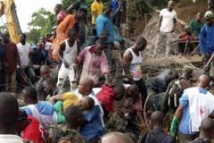 Cứu hộ tại một vụ sập nhà ở Sierra Leone. (Nguồn: AFP)