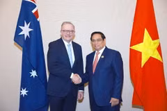 Thủ tướng Phạm Minh Chính gặp Thủ tướng Australia Anthony Albanese. (Ảnh: Dương Giang/TTXVN)