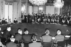 Ngày 25/1/1969, Hội nghị bốn bên về hòa bình tại Việt Nam chính thức khai mạc phiên toàn thể đầu tiên, gồm 4 đoàn đại biểu: Việt Nam Dân chủ Cộng hòa, Mặt trận Dân tộc Giải phóng miền Nam Việt Nam, Mỹ và Việt Nam Cộng hòa. (Ảnh: Tư liệu TTXVN)