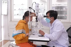 Thăm khám mắt cho bệnh nhi ở Tây Ninh. (Ảnh: Minh Phú/TTXVN)