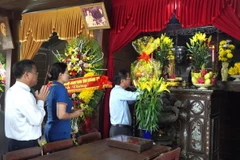 Lãnh đạo tỉnh Quảng Trị dâng hương, dâng hoa tại Khu lưu niệm Tổng Bí thư Lê Duẩn ở xã Triệu Thành, huyện Triệu Phong. (Ảnh: Thanh Thủy/TTXVN)