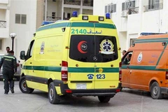Xe cứu thương đưa người bị thương đến bệnh viện. (Nguồn: Ahram)