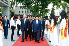 Thủ tướng Phạm Minh Chính và Giáo sư Klaus Schwab, Chủ tịch sáng lập Diễn đàn Kinh tế Thế giới (WEF) đến giao lưu với sinh viên tại Đại học Quốc gia Hà Nội. (Ảnh: Dương Giang/TTXVN)