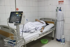 Nạn nhân vụ cháy ở Trung Kính được đưa vào cấp cứu tại bệnh viện Giao thông vận tải. (Ảnh: Huy Hùng/TTXVN)